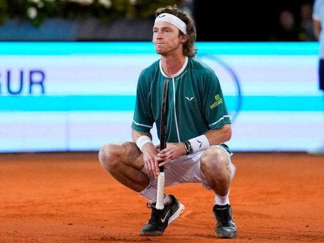 低于他在尤 低于他在尤