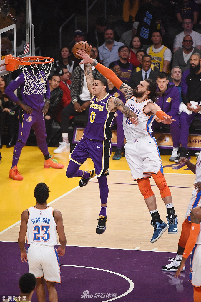 后卫阵容中 后卫阵容中